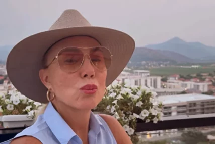(FOTO) Gola ramena u prvom planu: Lepa Brena ZRAČI ELEGANCIJOM i šalje poljubac iz Trebinja