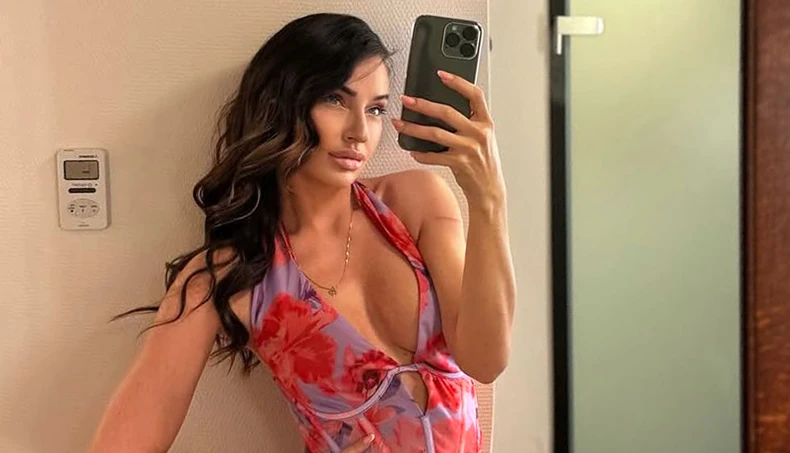 (FOTO) KAO DA NIJE NI BILA TRUDNA Katarina Živković pokazala zategnut i ravan stomak, a zbog haljine padaju vilice
