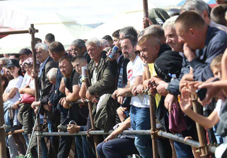 DJEVOJKA IZBOLA MLADIĆA Zborovanje na Manjači pošlo po zlu, incident rastjerao posjetioce