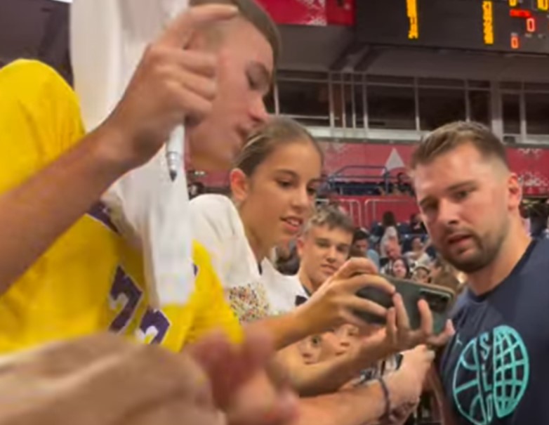 Luka Dončić u Beogradskoj areni dijeli autograme