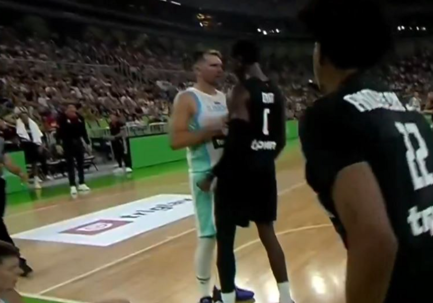 (VIDEO) Razdvajali ih saigrači: Luka Dončić i Isak Bonga UMALO SE POTUKLI, a onda mu Slovenac uzvratio trojkom u lice
