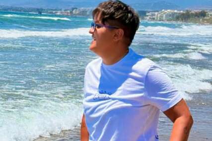 (FOTO) KAO "PARADAJZ TURISTA" Marija Šerifović na plažu ponijela sendvič u foliji