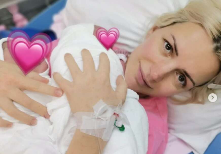 (FOTO) PORODILA SE U 4. DECENIJI Pjevačica Milena Vučić na svijet donijela 2 DJEVOJČICE, podijelila prvu fotku iz porodilišta