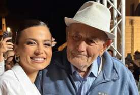 (FOTO) "U VAMA SAM VIDJELA ODRAZ SVOG DJEDA" Na koncertu Milice Pavlović čovjek od 90 godina, pjevačica mu odmah prišla