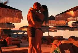 (FOTO) ROMANTIKA KAO U FILMU Mirko Šijan sa ženom uživa na plaži, zgrabio je oko struka, a ona u kupaćem i sa mokrom kosom