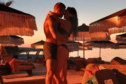 (FOTO) ROMANTIKA KAO U FILMU Mirko Šijan sa ženom uživa na plaži, zgrabio je oko struka, a ona u kupaćem i sa mokrom kosom