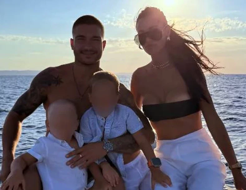 (FOTO) Svi oduševljeni prizorom: Idila vlada u porodici Mirka Šijana, sa ženom i sinovima UŽIVA NA JAHTI