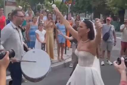 (VIDEO) Dok mladoženja čeka u crkvi, mlada kolo vodi: Kad svira "Đurđevdan" sve stoji, Srpkinja napravila haos na ulicama Soluna
