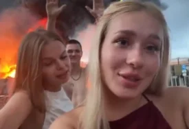 (VIDEO) "SVE GORI, ONI PRAVE SELFIJE" Buknuo požar u skladištu nafte nakon žestokog napada Ukrajine, a mladi Rusi se slikaju