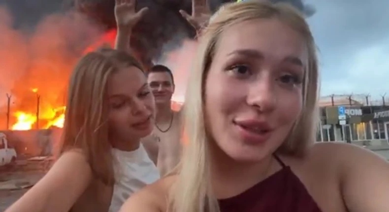 (VIDEO) "SVE GORI, ONI PRAVE SELFIJE" Buknuo požar u skladištu nafte nakon žestokog napada Ukrajine, a mladi Rusi se slikaju