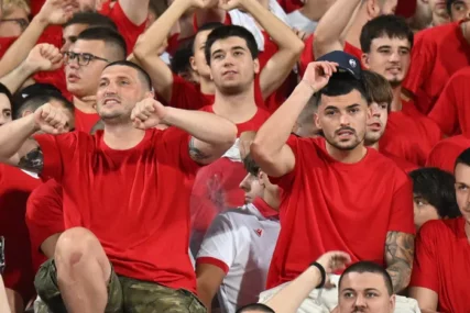 (FOTO) Nije u protokolu za ovaj meč ZBOG POVREDE: Radonjić bodri saigrače protiv Leha sa tribina