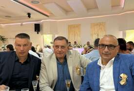 (FOTO) Kićeni svatovi, lijepo raspoloženje: Dodik, Nešić i Banjac zajedno za stolom na svadbi kod prijatelja