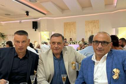 (FOTO) Kićeni svatovi, lijepo raspoloženje: Dodik, Nešić i Banjac zajedno za stolom na svadbi kod prijatelja