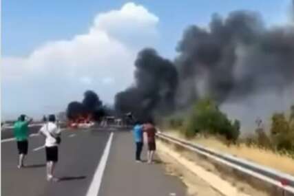 (VIDEO) STRAVIČNA NESREĆA U GRČKOJ Poginule 3 osobe nakon sudara 2 automobila i kamiona