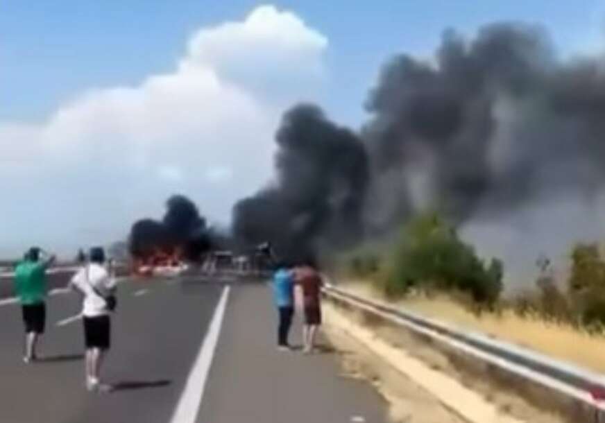 (VIDEO) STRAVIČNA NESREĆA U GRČKOJ Poginule 3 osobe nakon sudara 2 automobila i kamiona