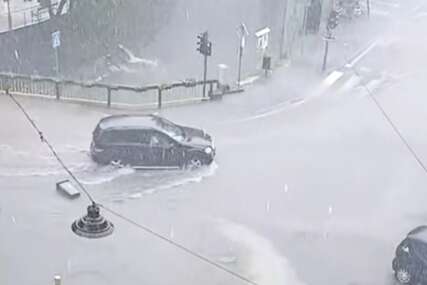 (VIDEO) VODA PREPLAVILA ULICE Jako nevrijeme pogodilo Tešanj