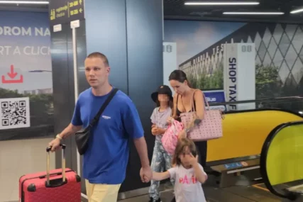 (FOTO) Nikolija i Relja uslikani na aerodromu sa KĆERKAMA: Mlađa se ne odvaja od tate, a starija prati modu kao mama