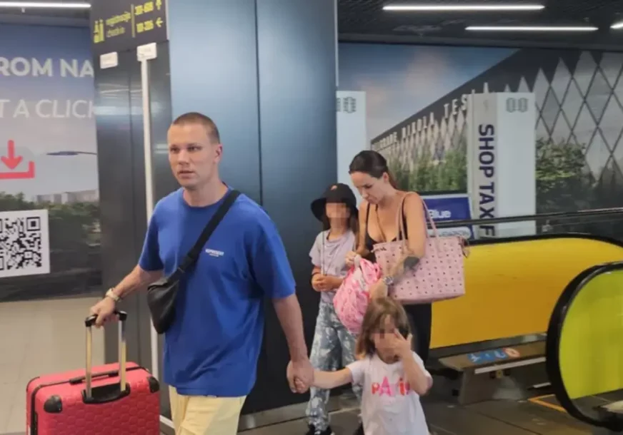 (FOTO) Nikolija i Relja uslikani na aerodromu sa KĆERKAMA: Mlađa se ne odvaja od tate, a starija prati modu kao mama