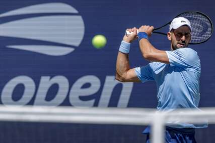 (FOTO) Trijumfi na tvrdoj podlozi: Novak Đoković SUSTIGAO FEDERERA na "vječnoj" listi