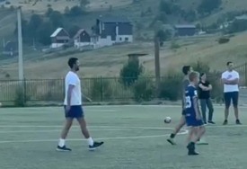(VIDEO) Ovako se srpski teniser priprema za US Open: Novak Đoković "pika" fudbal SA DJECOM na Durmitoru
