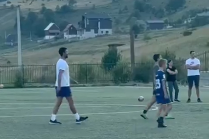 (VIDEO) Ovako se srpski teniser priprema za US Open: Novak Đoković "pika" fudbal SA DJECOM na Durmitoru