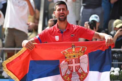 Novak Đoković sa zastavom Srbije