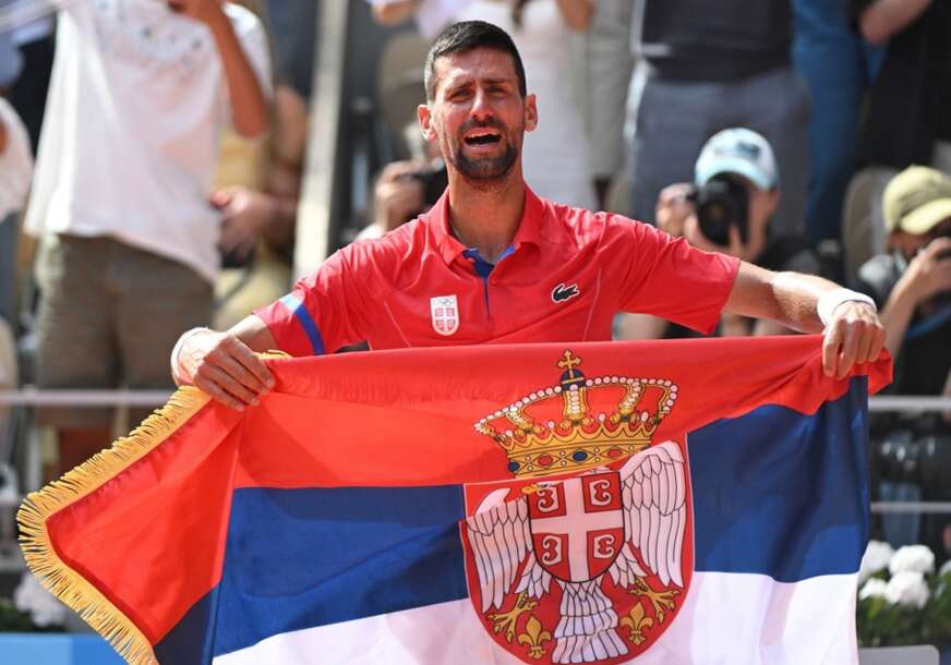 Novak Đoković sa zastavom Srbije