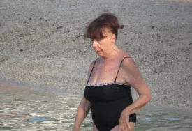 (VIDEO, FOTO) Glumica se brčka u plićaku: Seka Sablić (83) SKINULA SE U KUPAĆI i uživa na moru