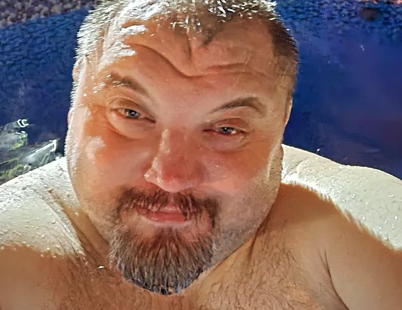 (FOTO) "Morali smo da PRODAMO STAN" Bio je zvijezda 90-ih, a onda nestao iz javnosti i doživio TRANSFORMACIJU