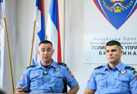 (FOTO) "Razmišljali smo samo da spasimo ljude" Policajci iz Bijeljine hrabro gasili veliki požar u Semberiji