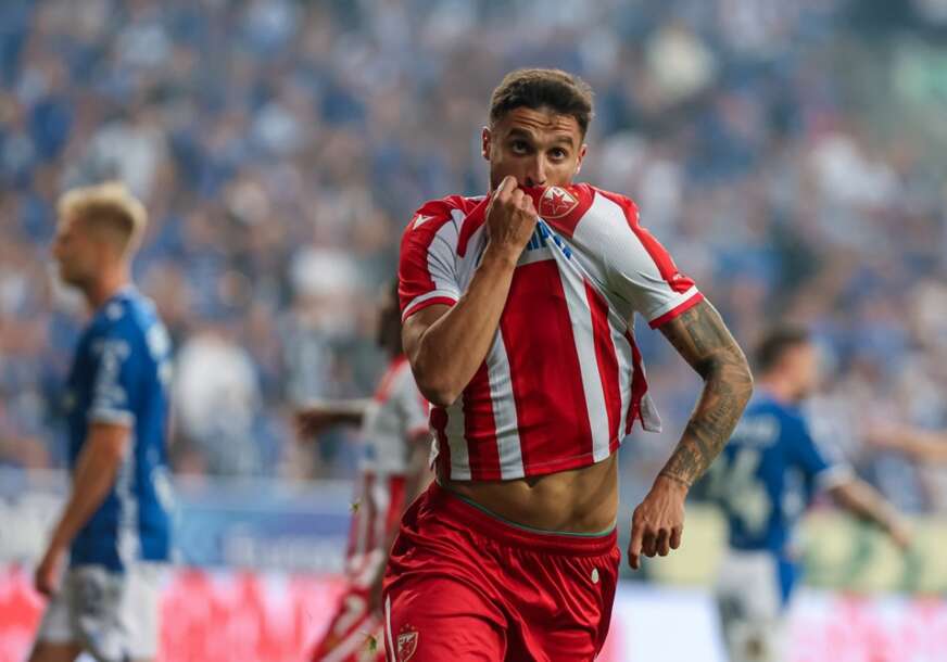 Rade Krunić ljubi dres Crvene zvezde