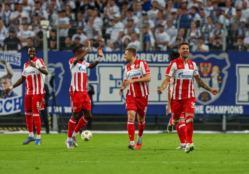 fudbaleri Crvene zvezde proslavljaju gol
