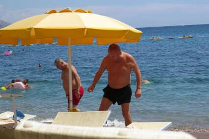 (VIDEO, FOTO) Pjevač se kupa u Budvi bez žene, evo ko mu pravi društvo: Đani uslikan na plaži, OŽILJAK OD OPERACIJE DUŽ LIJEVE RUKE