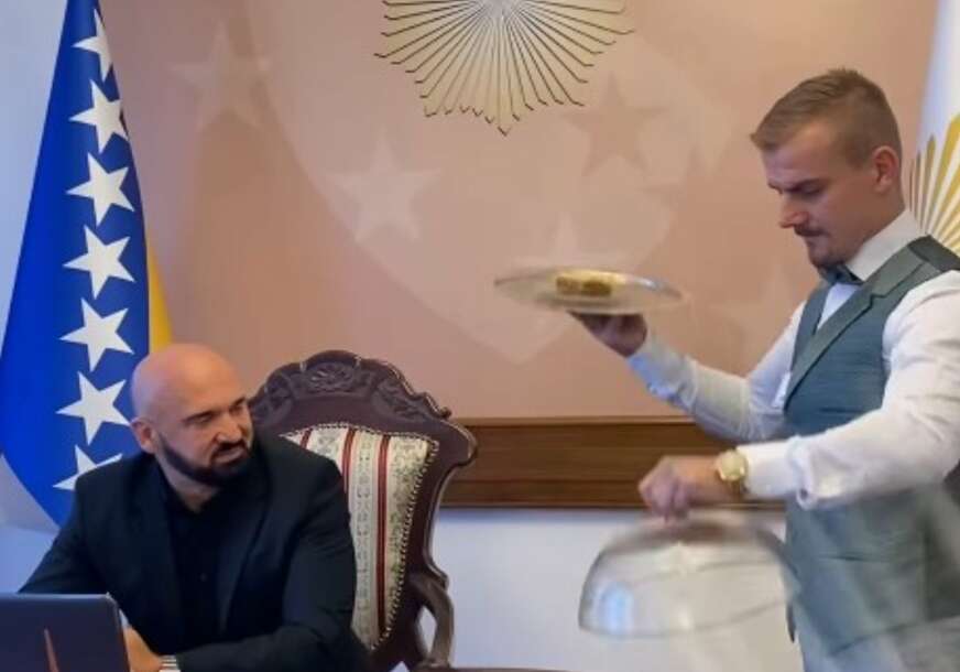 „VIP USLUGA ZA MINISTRA“ Konobar donio BAKLAVU Rami Isaku u njegov kabinet, sve okačio na TikTok