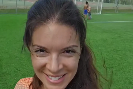 (VIDEO) Voditeljka se snimala nasred terena: Sanja Kužet SA SINOVIMA NA FUDBALU, pa dobila neprimjeren komentar