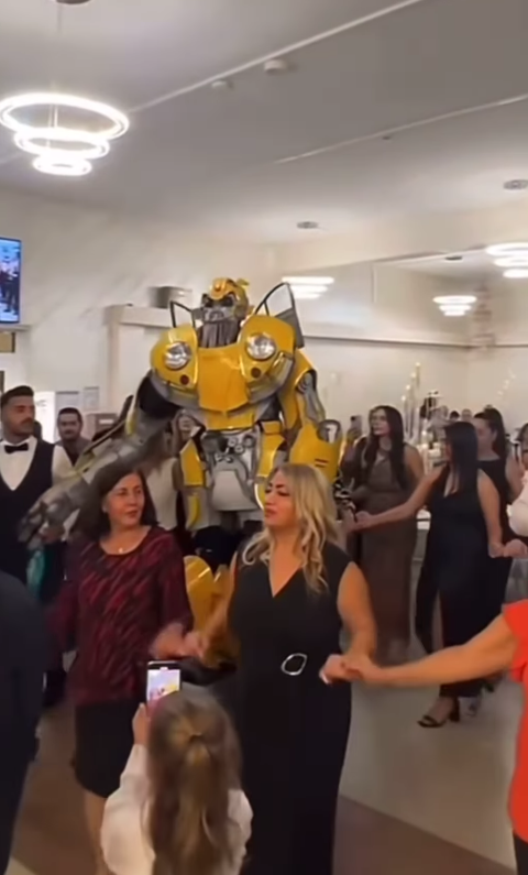 Transformers pleše uz Sinana Sakića