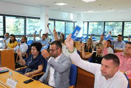(FOTO) Vlast i opozicija jedinstveni: Skupština grada Laktaši donijela jednoglasnu odluku o ODBACIVANJU PRESUDE predsjedniku Srpske