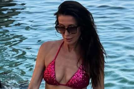 (FOTO) Voditeljka šeta u roze bikiniju: Tijelo zategnuto kao praćka u 56. godini, svi se pitaju kako joj to polazi za rukom