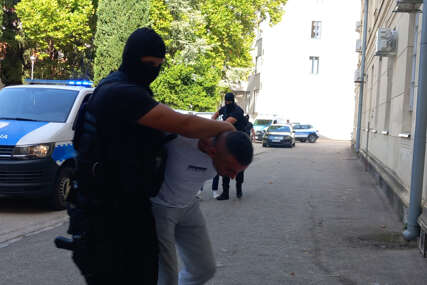 (FOTO) OD RANIJE POZNATI POLICIJI Četvorka uhapšena kod Nevesinja sprovedena u prostorije PU Trebinje