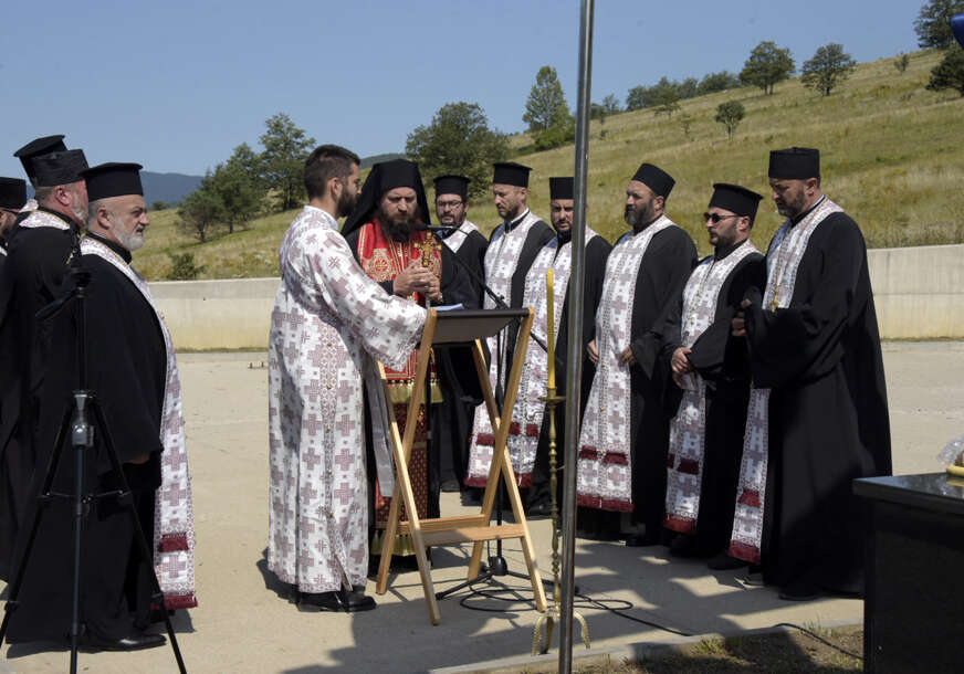 (FOTO) "Nikog ne mrzimo, ČEKAMO PRAVDU" Služen parastos u Bosanskom Petrovcu za stradale na Petrovačkoj cesti u u hrvatskoj akciji "Oluja"