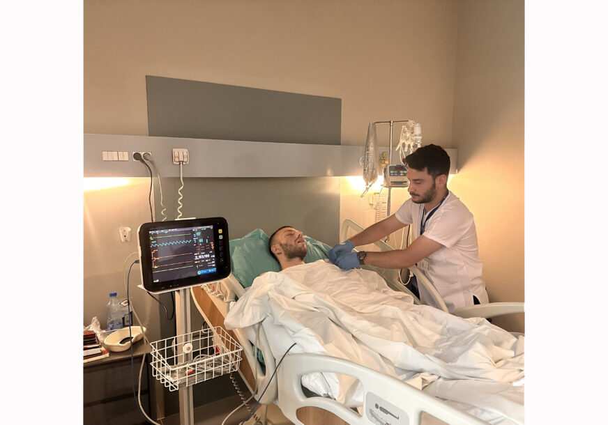 (FOTO) Otac vodi borbu za ŽIVOT SINA: Stefan (27) ima jedan od najrijeđih oblika raka, AMPUTIRANA MU JE NOGA i hitno treba pomoć humanih ljudi