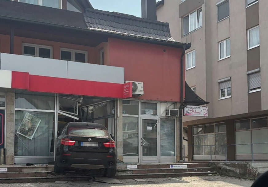 Autom se zabio u objekat