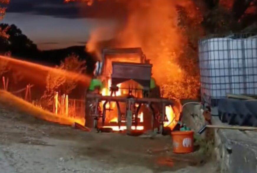 (VIDEO) "PLAKAO SAM KAO DIJETE" Izgorio traktor vrijedan 40.000 KM, kolege poljoprivredniku već nude pomoć