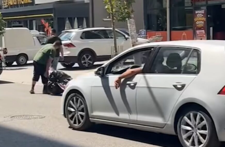 (VIDEO) ŽESTOK OBRAČUN Radile šake, pa se biciklista dohvatio cigle