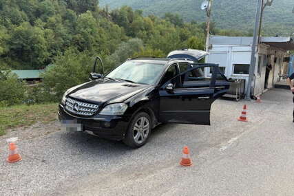 (FOTO) Otkrivena u "mercedesu": Granična policija BiH kod državljanina Crne Gore (25) pronašla 12 KILOGRAMA MARIHUANE