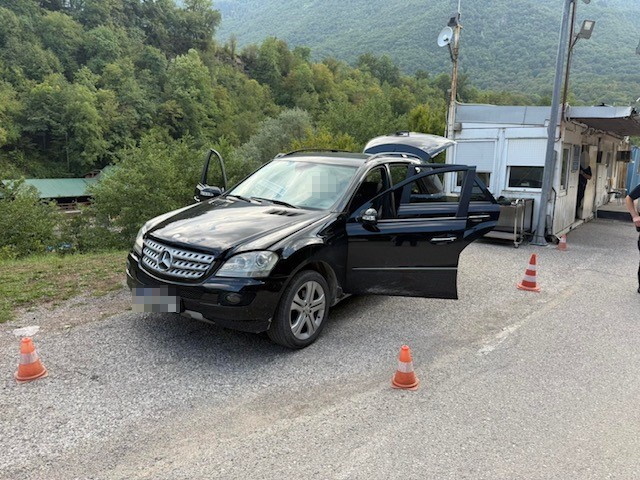 (FOTO) Otkrivena u "mercedesu": Granična policija BiH kod državljanina Crne Gore (25) pronašla 12 KILOGRAMA MARIHUANE