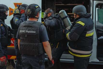 (FOTO) Potraga za ljudima pod ruševinama: Broj žrtava ruskog napada u Kijevu porastao na 19