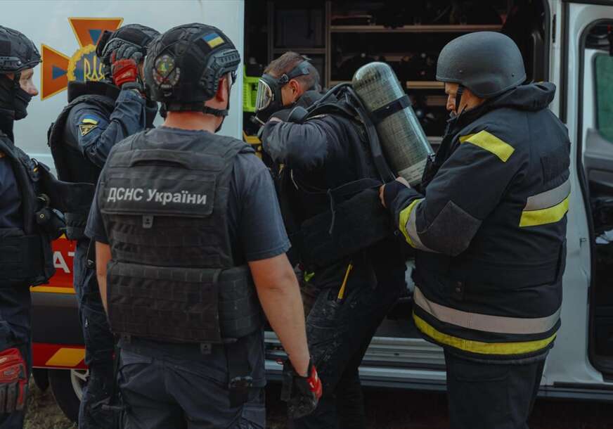 (FOTO) Potraga za ljudima pod ruševinama: Broj žrtava ruskog napada u Kijevu porastao na 19