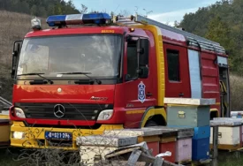 (VIDEO) Mještani i vatrogasci u borbi sa vatrenom stihijom: Izgorjela PORODIČNA KUĆA, vatra se širi do ostalih domaćinstava