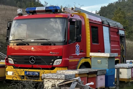 (VIDEO) Mještani i vatrogasci u borbi sa vatrenom stihijom: Izgorjela PORODIČNA KUĆA, vatra se širi do ostalih domaćinstava